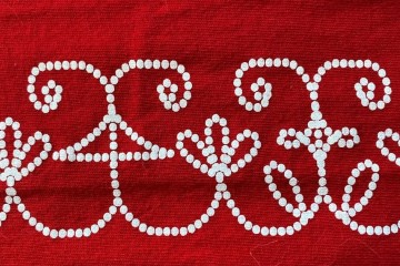 Red and white Mi’kmaw curved motif